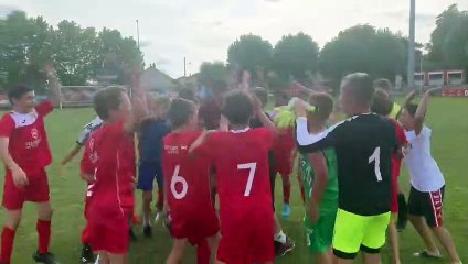 LES U13 CÉLÈBRENT APRÈS LA VICTOIRE  EN FINAL CONTRE BELFORT
