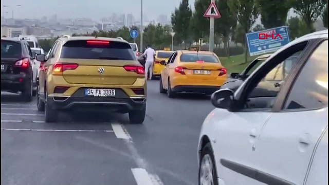 Taksi ücretini ödemek istemedi, montunu bırakıp kaçtı