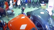 Viteste unutulan motosiklet, mağazada böyle harekete geçti