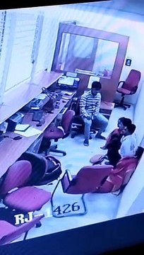 गोल्ड लोन बैंक में दिन दहाड़े लूट,