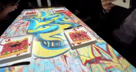 طاهٍ أردني في دبي يتيح لزبائنه تجربة رسم وجبات العشاء التي سيتناولونها!