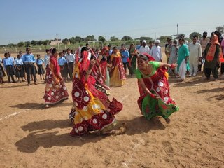 Rural Olympic Games Rajasthan : ग्रामीण ओलंपिक में काकी-ताई, दादा-पोता सब एक साथ खेल रहे