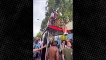 Festivalde otobüs durağının üstünde dans eden grup durağın çökmesiyle yere yığıldı
