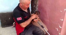 Duvar kırıldı, evlerin arasına sıkışan köpek 3 saatlik çalışma ile kurtarıldı