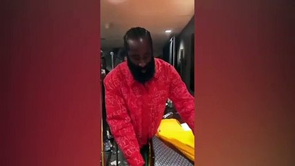 Amerikalı rapçi Lil Baby, arkadaşı James Harden’a doğum gününde 250 bin dolar nakit para hediye etti
