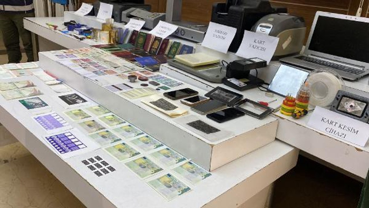 Son dakika haberleri! KAÇAK GÖÇMENLER İÇİN SAHTE EVRAK HAZIRLAYAN FİLİSTİNLİ MÜHENDİS VE 3 KİŞİ GÖZALTINA ALINDI