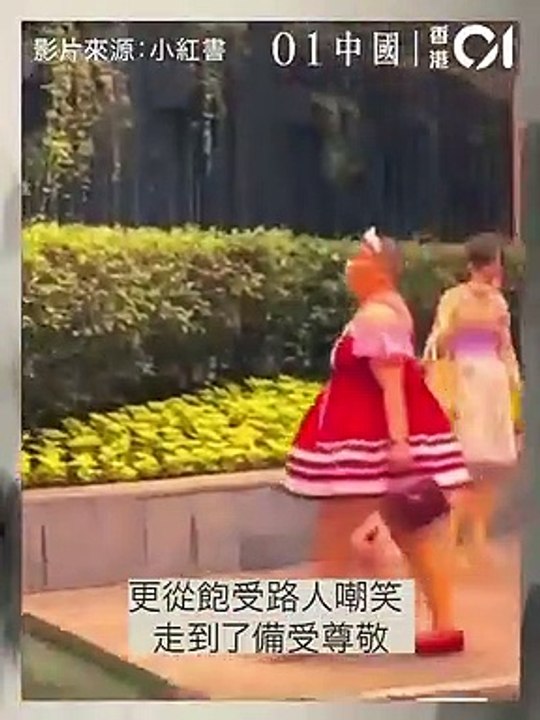 امرأة صينية تثير الجدل في شنغهاي بأزيائها الغريبة.. قصة مثيرة وراء ذلك