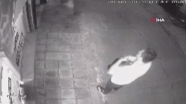 Fatih'te 3 şüpheli, husumetlisini önce silahla yaraladı, ardından bıçakla saldırdı