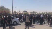 المحتجون من أنصار الصدر يحاولون إسقاط الكتل الخرسانية قرب القصر الجمهوري