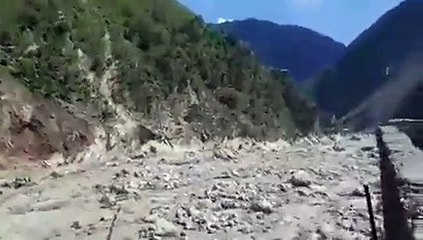 مروحية تابعة للجيش الباكستاني تنقذ مواطن حوصر بالفيضان