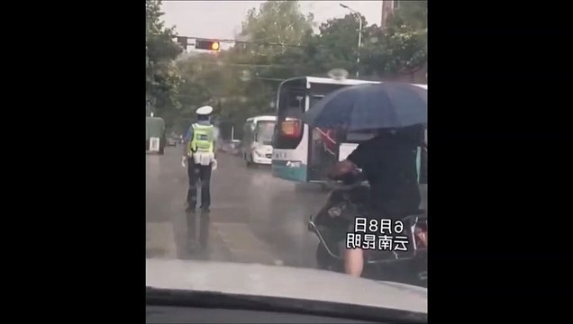 Balancer un parapluie à un policier sous l'averse... sympa
