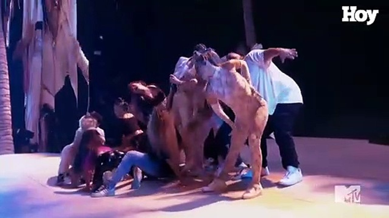 Bad Bunny besa a bailarín en su actuación en lo MTV VMAs 2022 