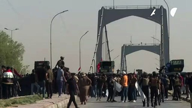 أنصار الصدر يعبرون عن غضبهم في محيط المنقطة الخضراء في بغداد
