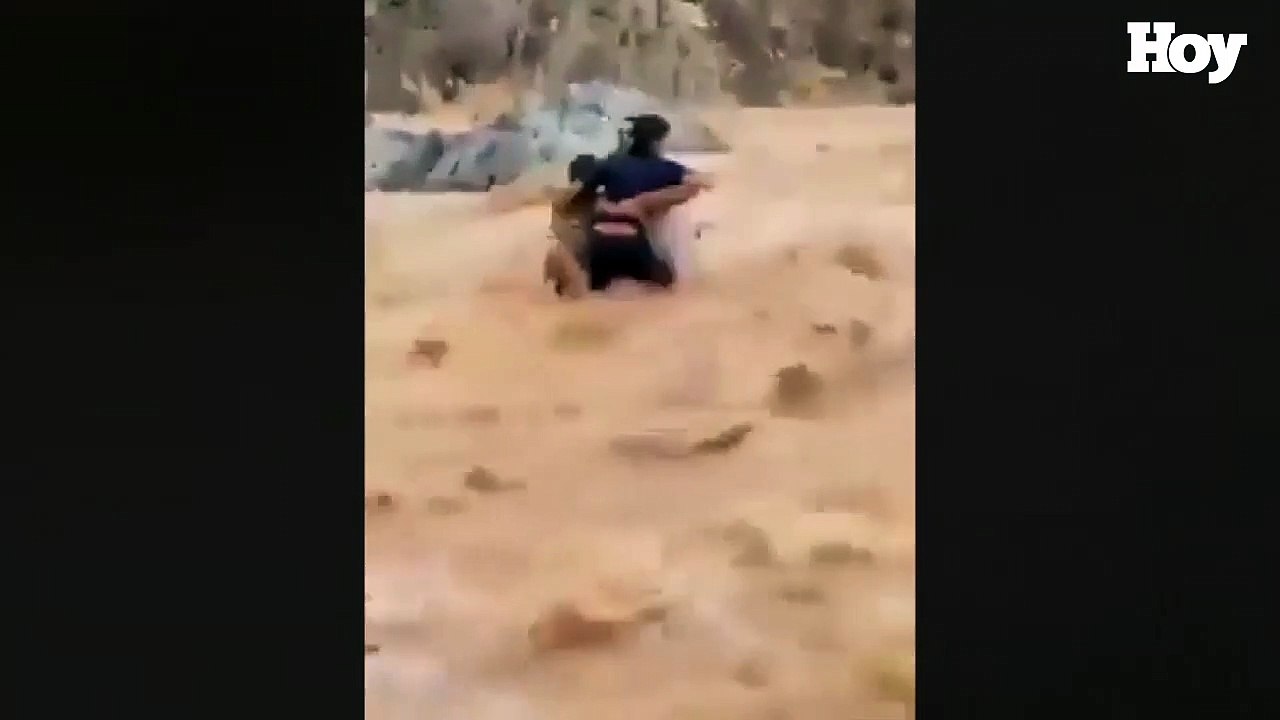 ¡Viral! Hombre salva a dos niños de morir ahogados en inundación