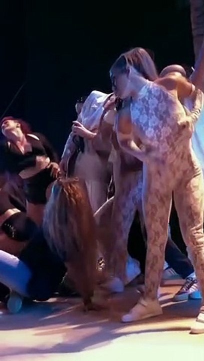 Bad Bunny besa a dos bailarines durante presentación