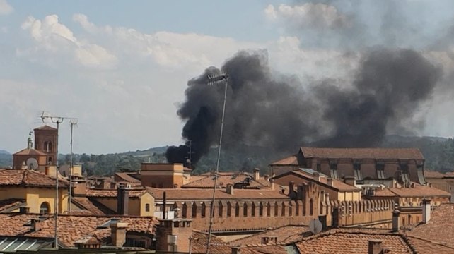 Bologna, incendio in Via Rialto: Vigili del Fuoco in azione (29.08.22)