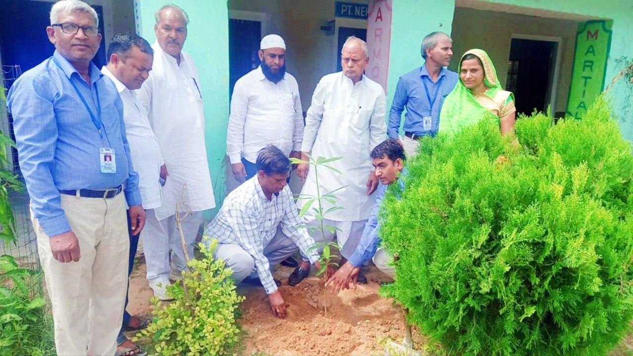 विधायक ने किया पार्किंग शेड़ का लोकार्पण, सभापति ने की प्रांगण को पक्का बनाने की घोषणा