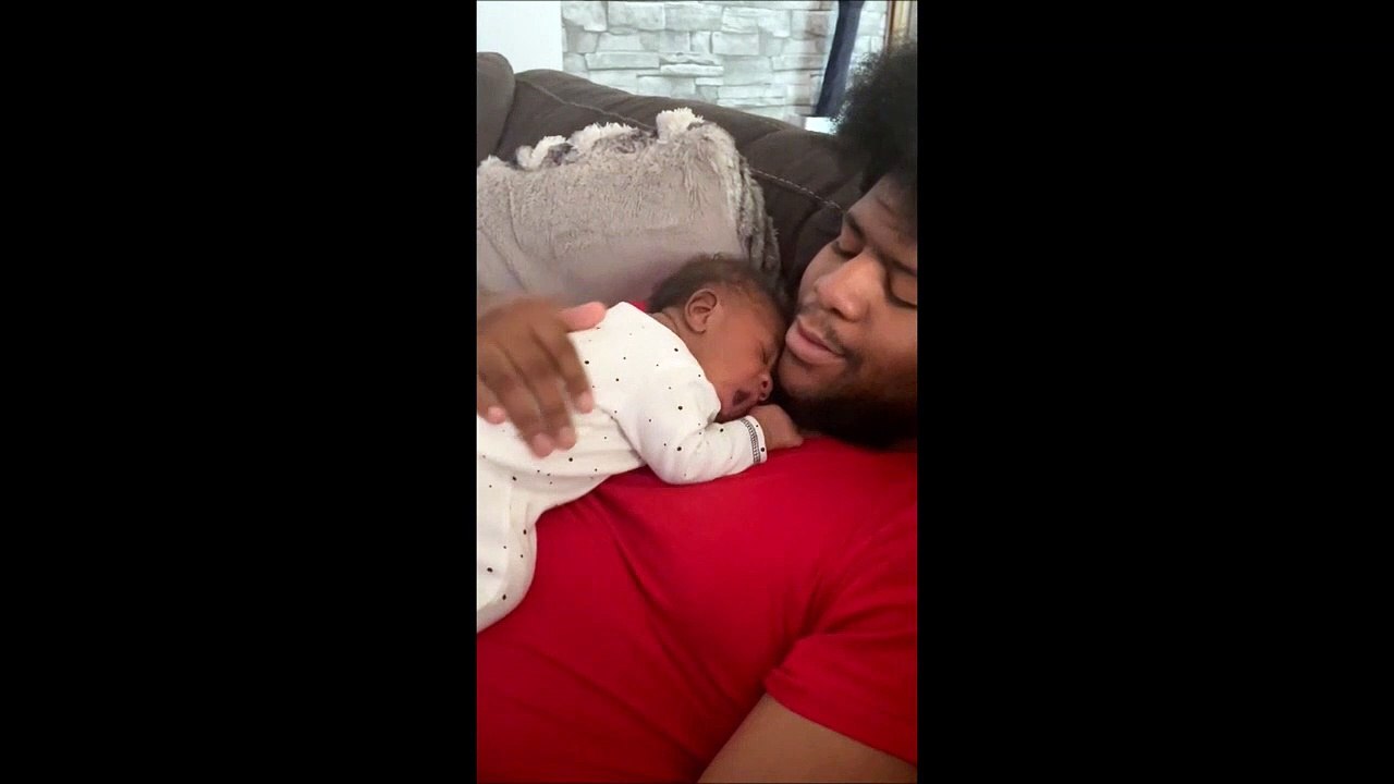 Adorable  ce bébé rend un bisou à son papa