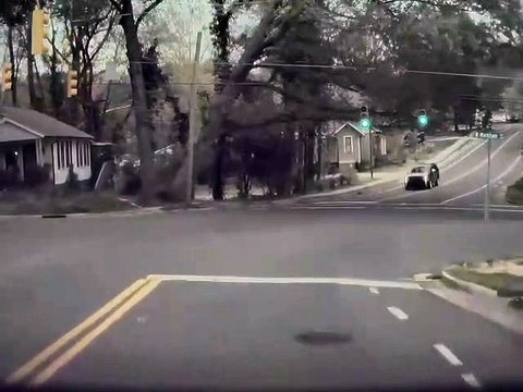 Ce conducteur a failli se faire écraser par un arbre !