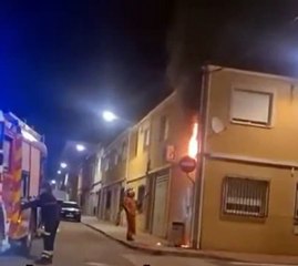 Ce pompier a des méthodes peu efficaces pou éteindre le feu