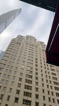 Danger quand des blocs de glace tombent du haut des gratte ciels !