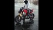 Faire de la moto sur un lac gelé n'est pas forcément une bonne idée