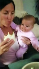 Hilarant  ce bébé a vraiment faim !