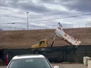 Il oublie de baisser sa remorque et c'est la catastrophe