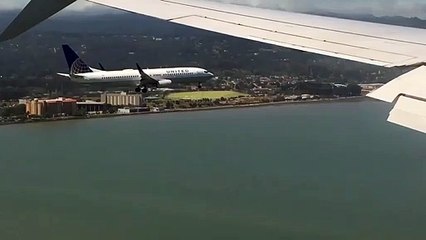 Impressionnant  deux avions atterrissent en même temps !