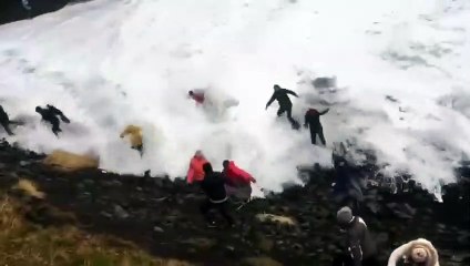 Islande  ces touristes se sont approchés un peu trop de la mer