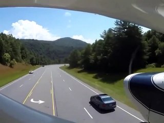 Un pilote atterrit d'urgence sur une autoroute