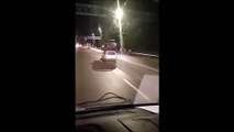 Russie  drôle de façon de transporter une voiture en panne !
