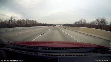 Une roue perdue a traversé l'autoroute et est passé sous un camion
