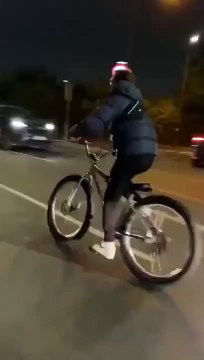 Un automobiliste n'est pas fan d'un gars qui fait des figures à vélo au milieu de la route