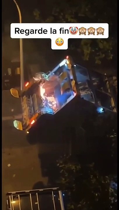 Marseille: Un chauffeur de camion poubelle en feu lâche tous ses déchets dans la rue
