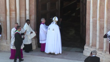 Papa abbraccia terremotati Aquila:  'RIcostruire insieme"