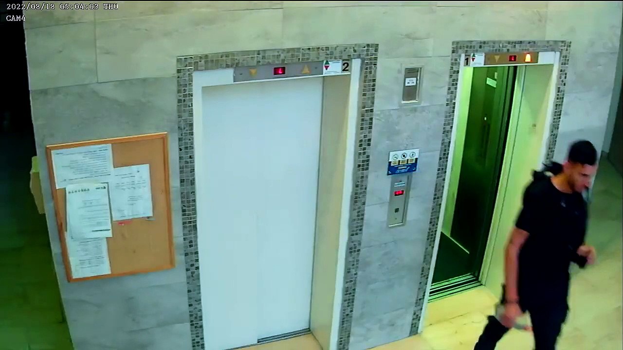 Israël: Un policier sauve un chien bloqué par sa laisse dans les portes d'un ascenseur