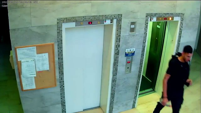Israël: Un policier sauve un chien bloqué par sa laisse dans les portes d'un ascenseur