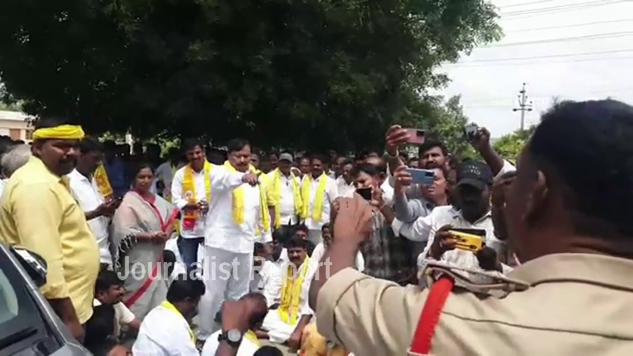 టీడీపీ నేతలకు పోలీసులు వార్నింగ్ | Police CI waring to Paritala Sunita , TDP Leaders