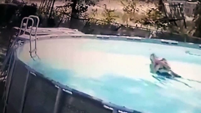 Criança salva mãe de se afogar após ela ter convulsão na piscina