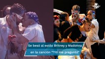 Bad Bunny se besa con uno de sus bailarines durante los MTV VMA 2022