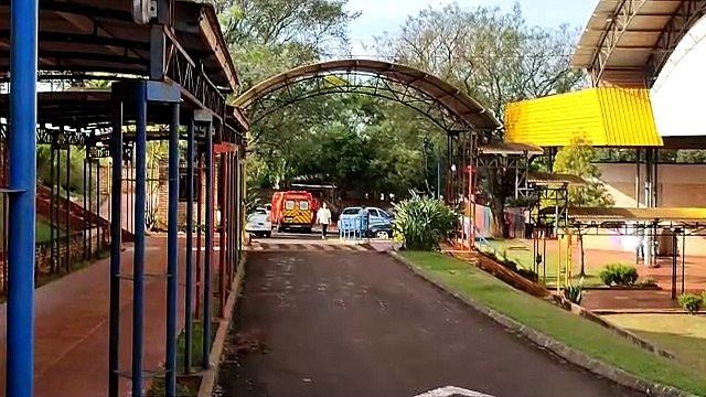 Criança sofre fratura exposta após prender os dedos em um brinquedo