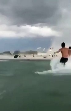 Tromba daria sulla spiaggia di Torre San Giovanni, bagnanti scappano alla ricerca di un riparo