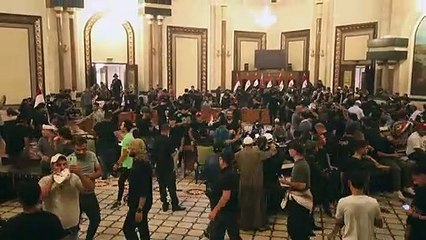 أنصار الصدر داخل القصر الحكومي في بغداد