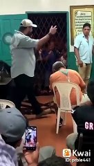 Pastor le pegó tremendo sillazo a un anciano en la cabeza