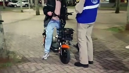 Colisão entre bicicleta e motoneta deixa mulher ferida