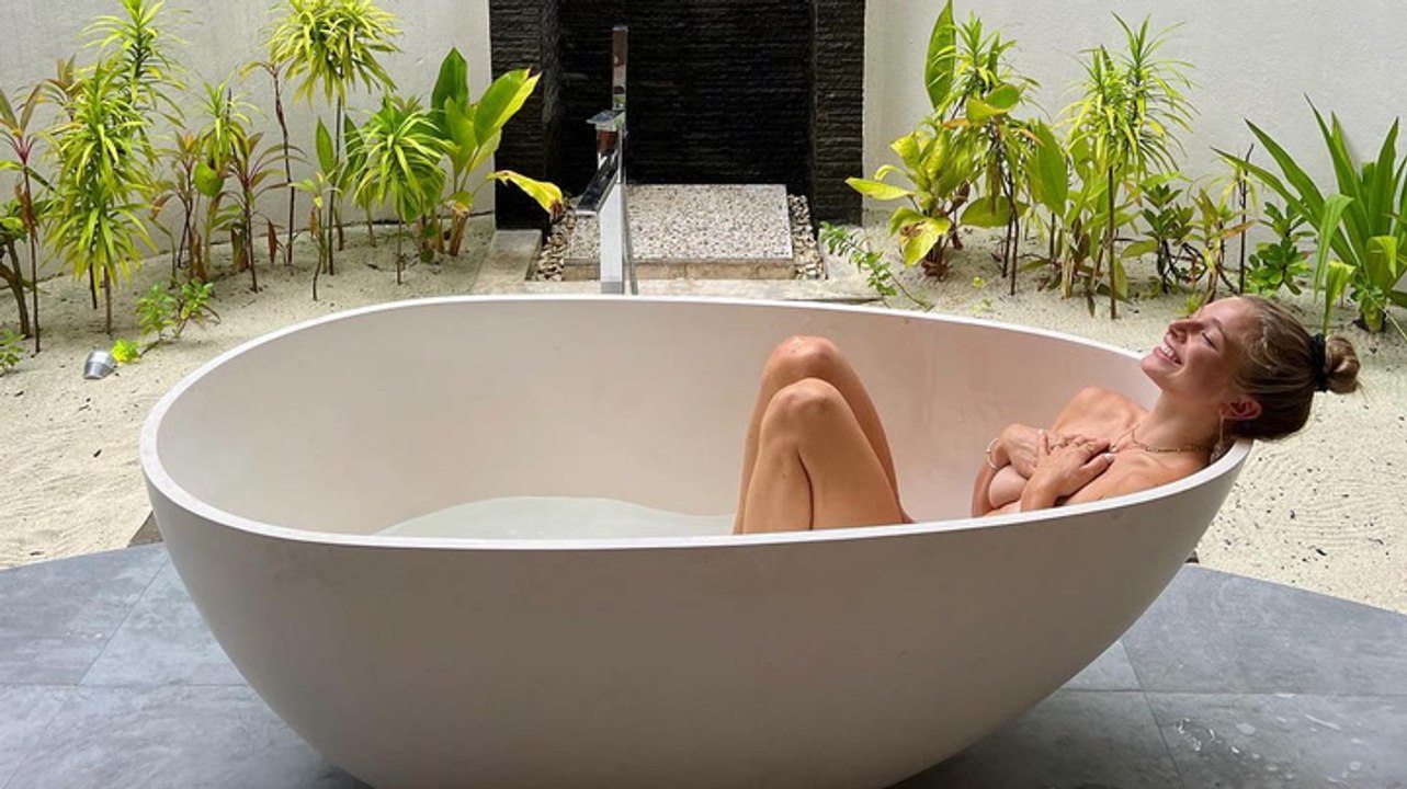 Bild mit Message! Lola Weippert nackt in der Badewanne