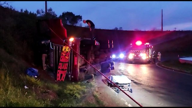 Caminhoneiro fica encarcerado após tombamento de carreta no Contorno Oeste