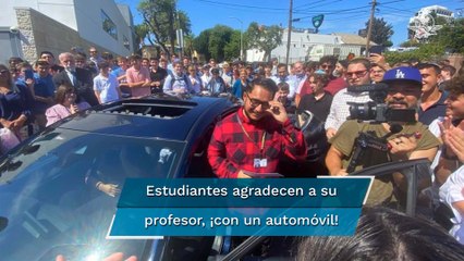Estudiantes agradecen con un auto a profesor que tardaba horas en llegar a la escuela