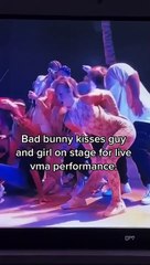 Bad Bunny besa bailarín en los VMA